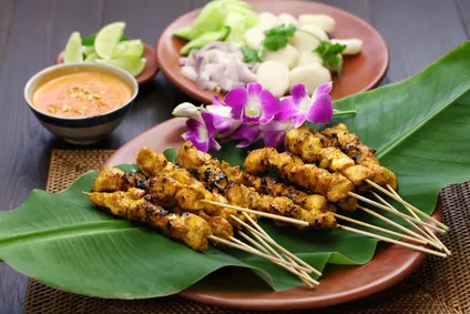 Kuřecí satay s arašídovou omáčkou