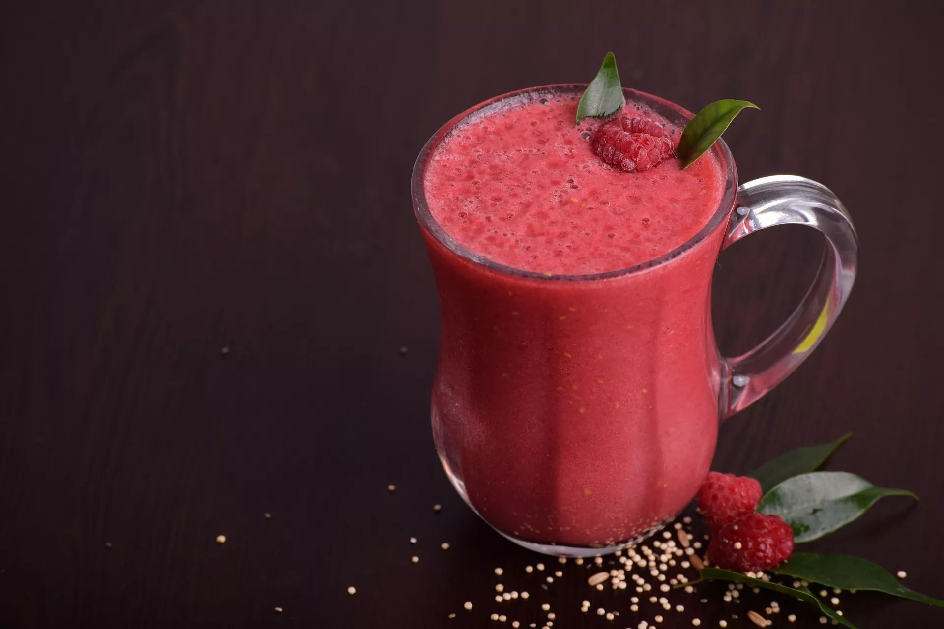 Smoothie s malinami a brusinkovou šťávou