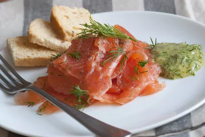 Gravlax (marinovaný losos) s hořčičnou omáčkou