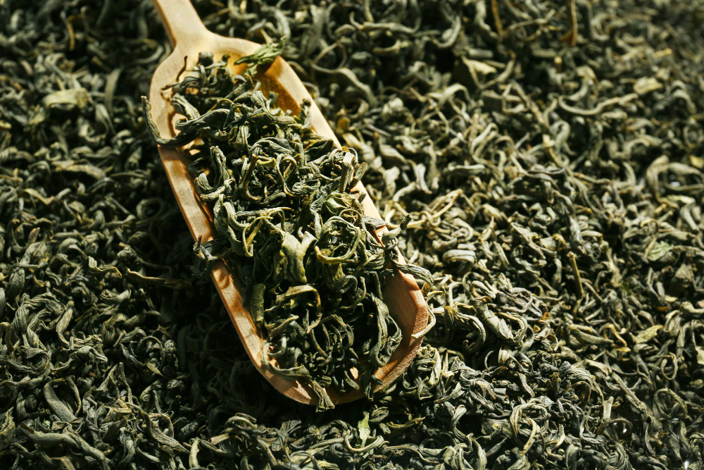 Čaj oolong je polofermentovaný. Tedy je někde mezi zeleným a černým čajem.
