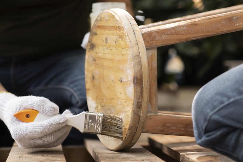 Natření dřevěného nábytku olejem je nejběžnější způsob údržby.