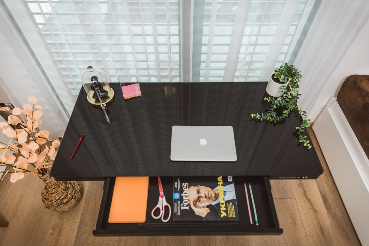 Výškově nastavitelný stůl zajistí i větší pohodlí při práci
